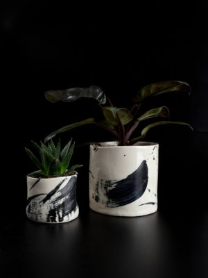 כלי לעציץ שחור-לבן